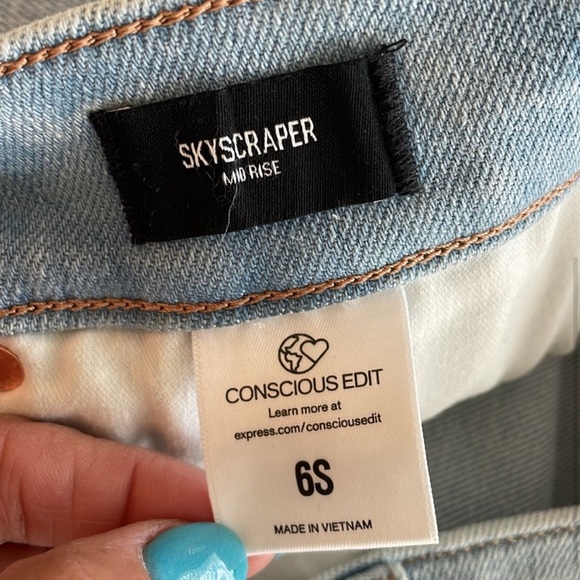 Express Mid Rise Light Wash Raw Hem Skyscraper Jeans
Women’s 6 Short - Picture 3 of 6